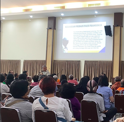 Prof. Dr. Emanuel Pranawa Dhatu Martasudjita, Pr (akrab disapa Romo Marta), memberikan materi kepada para katekis 